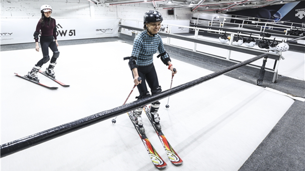 冬奥前奏｜又飒又酷！67岁的上海阿姨成了滑雪场里的“偶像练习生”