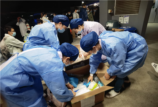 的小女孩哭得伤心,她的妈妈是彭浦镇社区卫生服务中心的护士钱晨晨