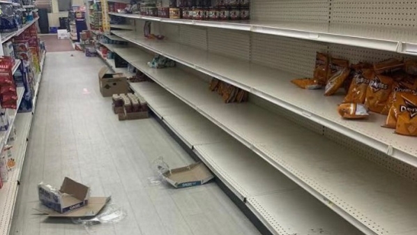 担心疫情严重，这些地方的超市货架又双叒叕被抢空