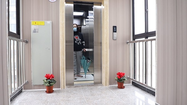 川沙明光苑小区电梯加装提前一个月完工刷卡直达自家楼层