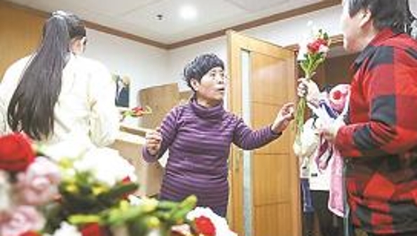 生活在上海 |上海奶奶为冬奥结“绒”耀之花