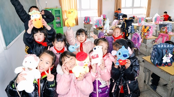李佳琦公益发起暖心“玩偶总动员” 留守儿童收到开学礼物