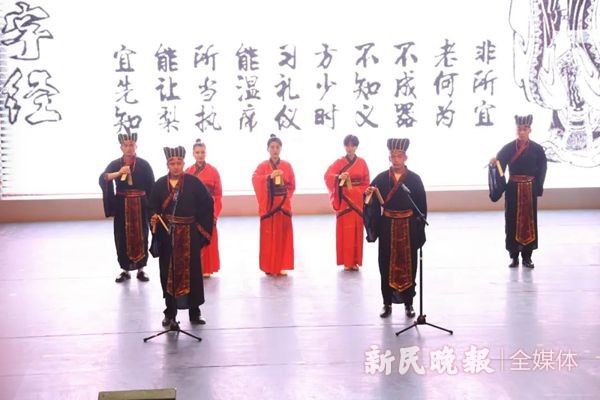在诗词歌舞中感受语言文字之美——叶城县举行“我爱学国语”汇报演出