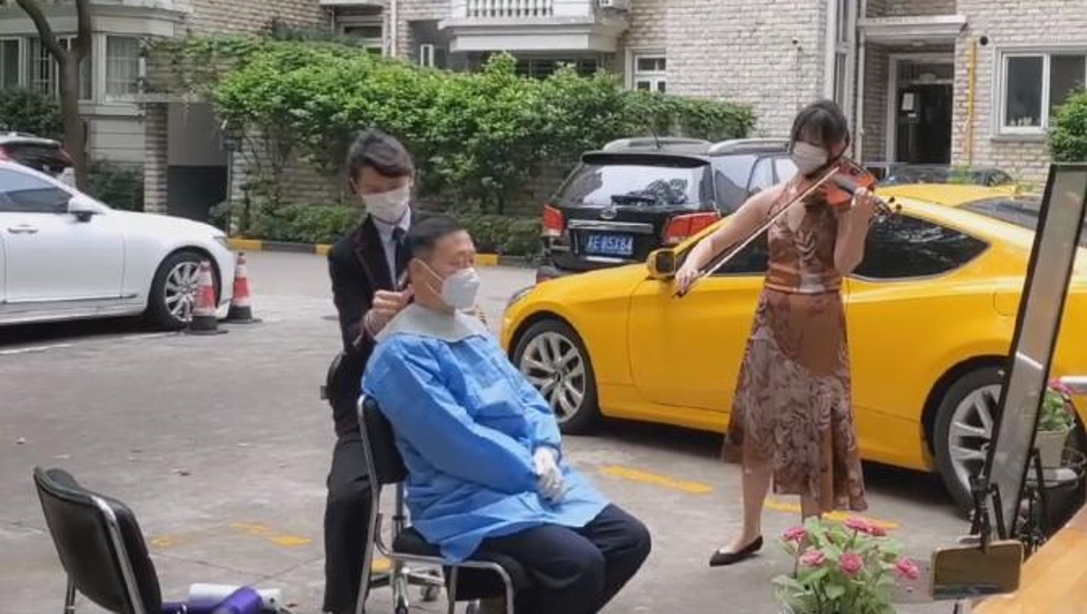 居家艺起前行｜他为邻居免费理发，她用小提琴伴奏，上海新华路这幕暖心场景火了