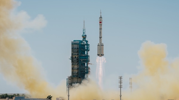 视野第二届中学生作文大赛启动 评委评"网红作文"也有真情实感 _新民