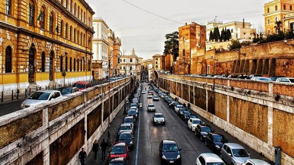 在罗马找停车位宛如噩梦:每天要花35分钟找车位!