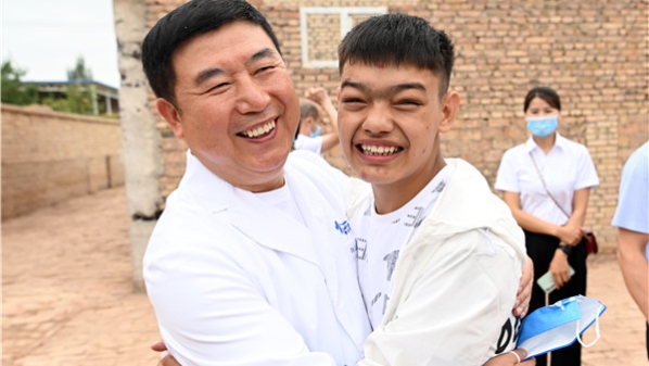“每一个孩子都不应该被放弃”赴新疆免费开展先心病筛查，这些上海医疗专家有感而发