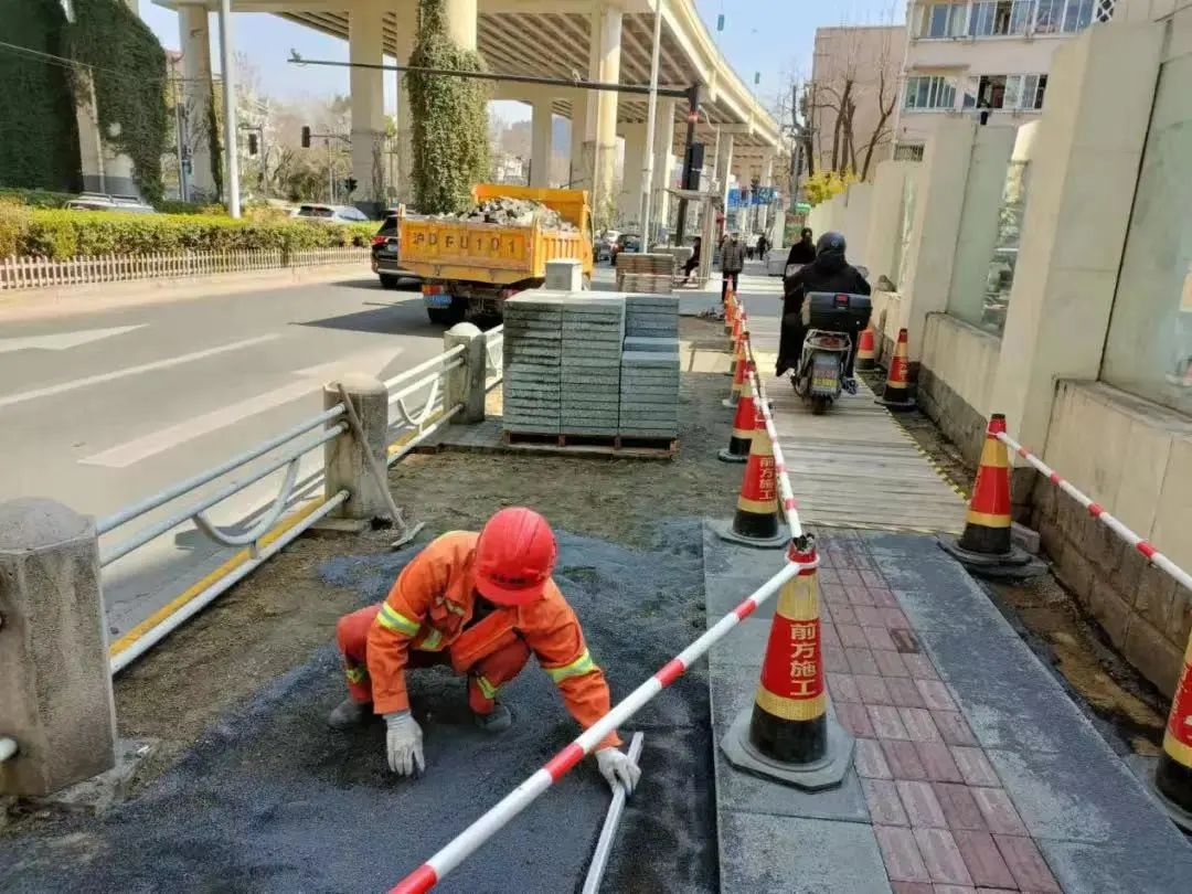 长宁这些道路的人行道换了“新装”！_时政_新民网