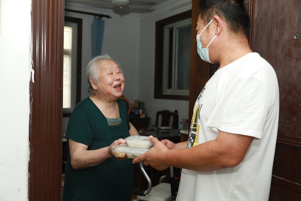 台风天,“车轮食堂”风雨无阻上门送餐_时政_新民网