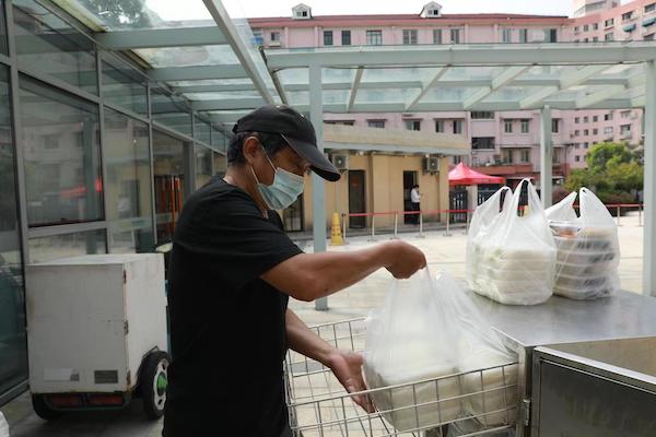 台风天,“车轮食堂”风雨无阻上门送餐_时政_新民网