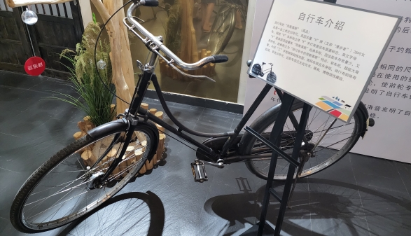 新民特写丨奥运冠军训练用车与古董自行车相遇，是怎样的体验？