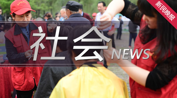 新闻追踪丨扶正路牌填平路基 过路市民放心行走