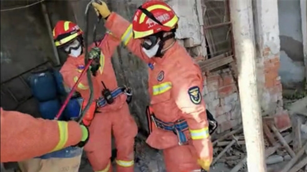 “蛇出没”仓库被迫停工 消防迅速抓捕除隐患