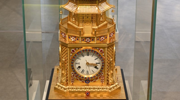 奇，这座宝塔钟会升降！