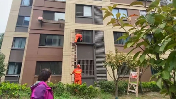 独居老人失联被困屋内 松江消防员架梯救援