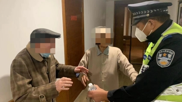 老伯瞒着老伴外出购物受困 执勤辅警及时发现安全送回