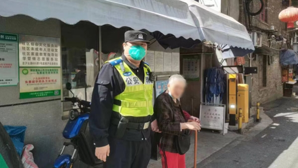 警心暖民心，静安警方一天连续救助两名走失老人