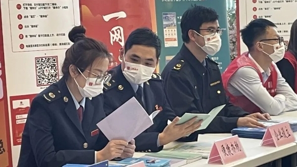 手把手教学、一对一讲解，“一网通办”四周年宣传月活动走进南桥