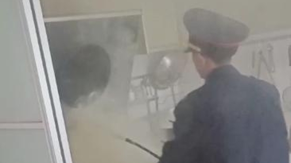 居民外出灶台起火！危急时刻，有人奋勇扑灭解危机……