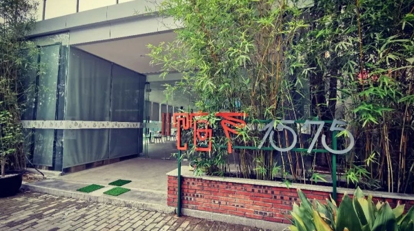 苏州河华政步道的“馆下1575”咖啡店，是你赏秋的好去处！