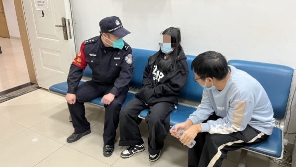 上海杭州两处铁路派出所多警联动 劝导帮助负气出走的15岁少女回家