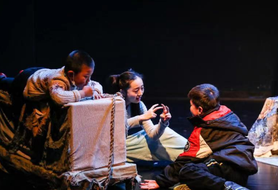 5位演员围绕6位特殊小观众演戏,上海儿童艺术剧场“海星之愿”温暖回归_文体社会_新民网
