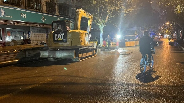 夜间施工频频扰民 挖掘机开动马路成了“补丁路”