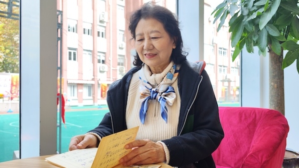 “长大了我要做个养猪的姑娘……”校庆上，她翻开了67年前的小学作文本