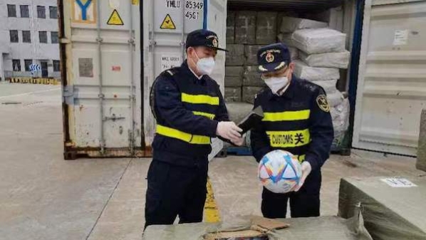 上海海关查获750只侵权世界杯足球