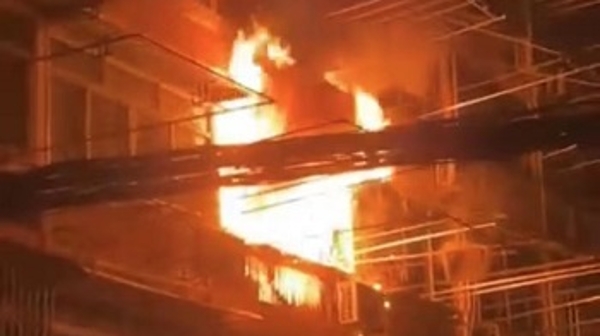 鞍山四村第一小区居民家中起火 幸无人员伤亡