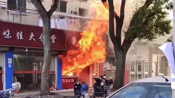今晨奉贤区一沿街餐饮店铺着火