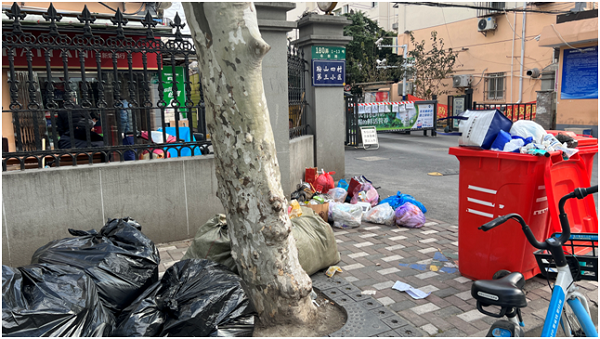 人行道沦为露天“垃圾堆场” 市民呼吁尽快清理