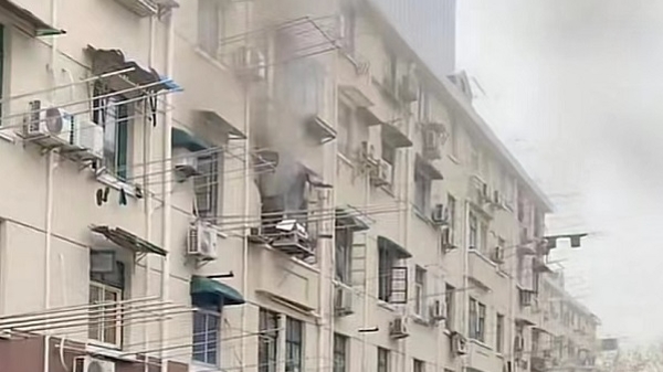 天山二村一居民楼突发火灾 所幸未造成人员伤亡