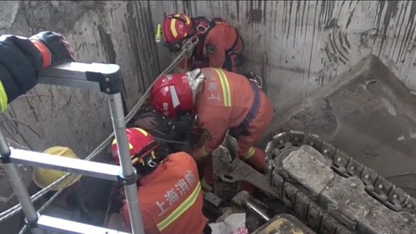 挖掘机侧翻操作员坠落竖井 消防到场成功救援