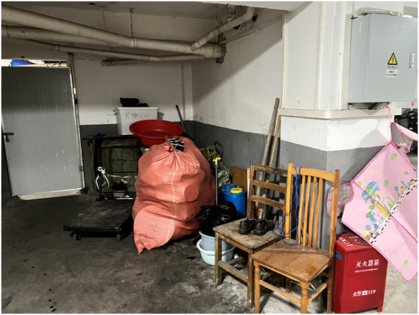 小区非机动车地下车库内杂物乱堆 居民担忧消防安全存隐患