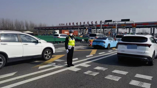 预测G40长江隧道20日迎出城高峰，浦东交警全力做好交通保障