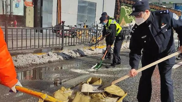 “冰冻模式”开启，杨浦民警铲冰撒盐全力保畅！