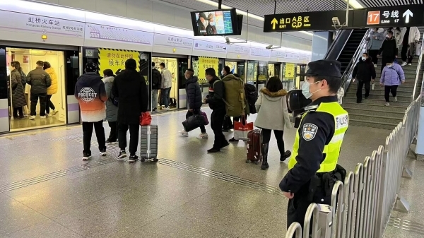 2号线西段停运至27日，首波返沪客流却已到达！上海警方有序引导市民分流乘车