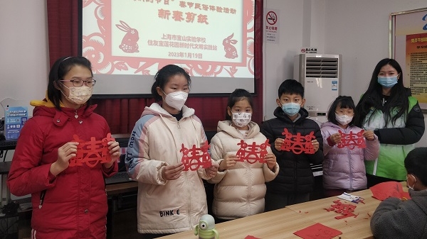 宝山区布置特殊的寒假作业    走向社会看变化 走入镜头讲变化