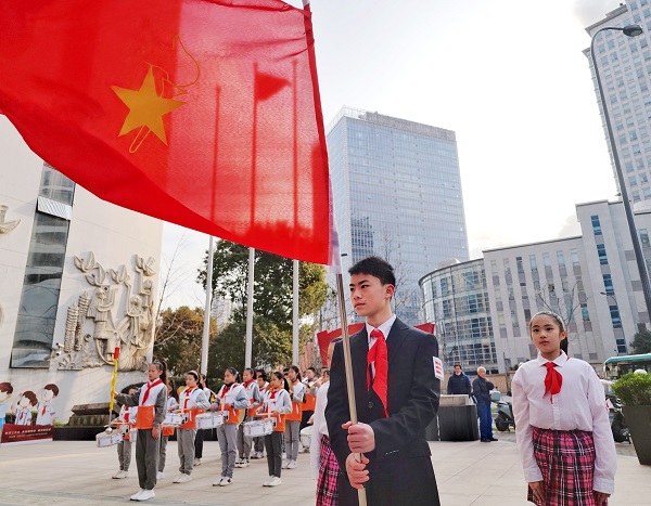 队歌嘹亮 上海市青少年活动中心今天上午开学