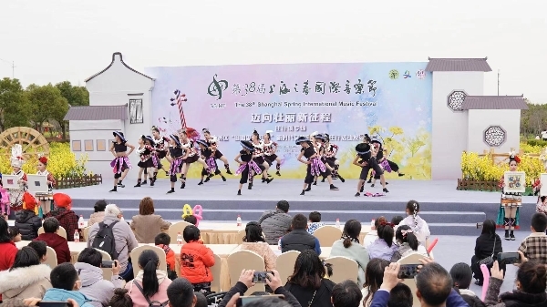 油菜花田里歌声飘荡，“上海之春”公益节目走进奉贤庄行乡村 
