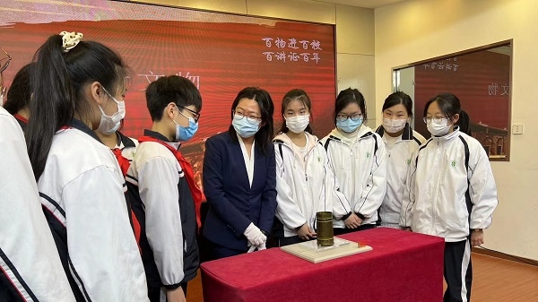 百闻不如一“件”| 志愿军战士用炮弹壳制作的花瓶走进上海市第十中学