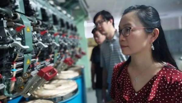 她能让微纳米纤维乖乖“听话” 东华教师获“中国青年女科学家奖” 