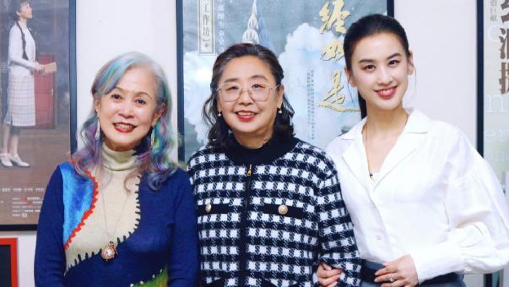 用书香和文字传递亲情——黄圣依和母亲邓传理做客丁乃竺的会客厅