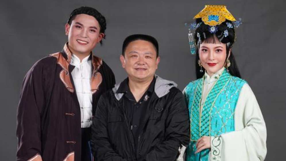 33年前舒悦在群星荟萃的《抢亲奇缘》里跑龙套，如今再度为00后沪剧新力量“抬轿”