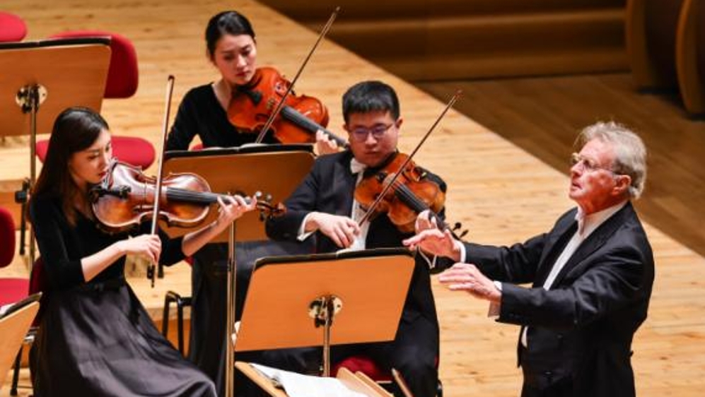 一场推迟了3年的音乐之约，荷兰指挥家苏丹特执棒上海爱乐演绎古典浪漫