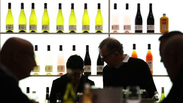 一瓶葡萄酒含多少卡路里？欧盟定新规：酒商必须标清