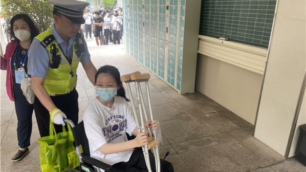 暖心！考生腿部骨折坐轮椅赴考，宝山交警背着她爬上3楼送进考场