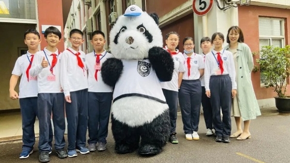 少年即将出征 父母千叮万嘱或许不如送上“爱的抱抱”