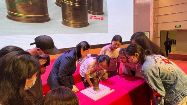 百闻不如一“件” | 志愿军战士用炮弹壳制作的花瓶走进上海中医药大学